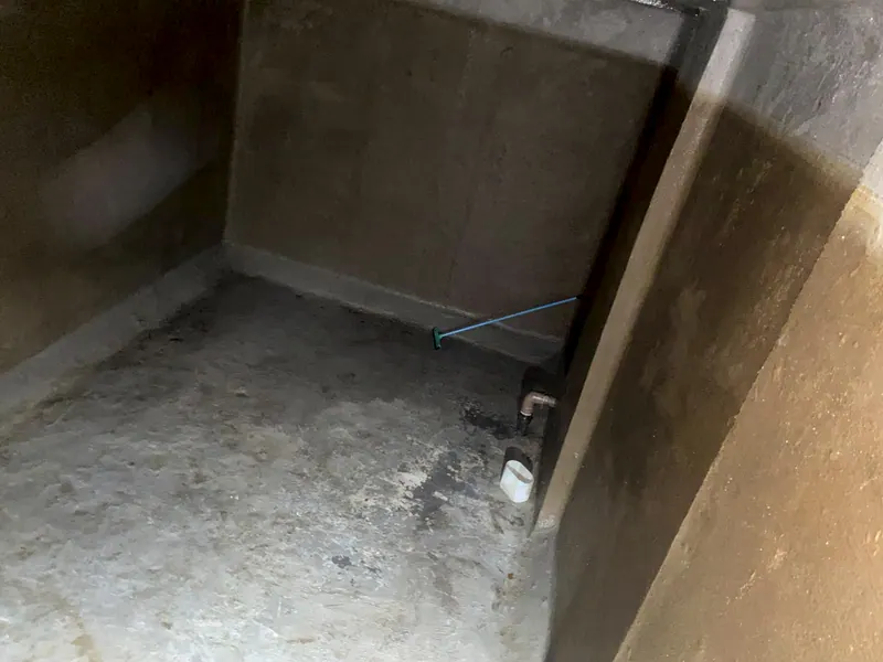 Canto da cisterna limpa, com o cano de entrada da água